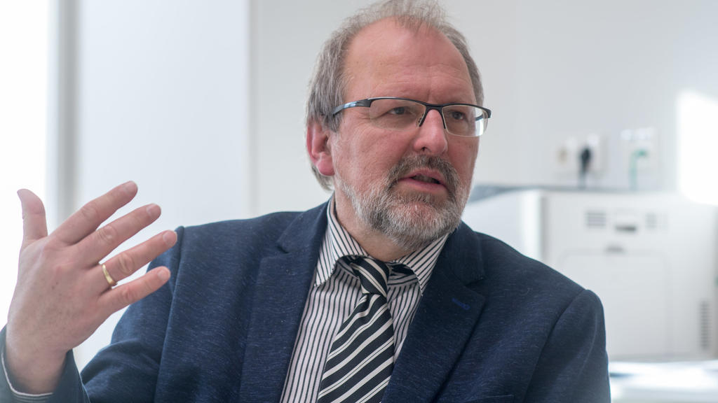ARCHIV - 05.02.2018, Bayern, Deggendorf: Heinz-Peter Meidinger, Präsident des Deutschen Lehrerverbandes und Schulleiter des Robert-Koch-Gymnasiums in Deggendorf. (zu dpa «Lehrerpräsident sieht Tablets an Grundschulen mit Skepsis» vom 07.05.2018) Fo