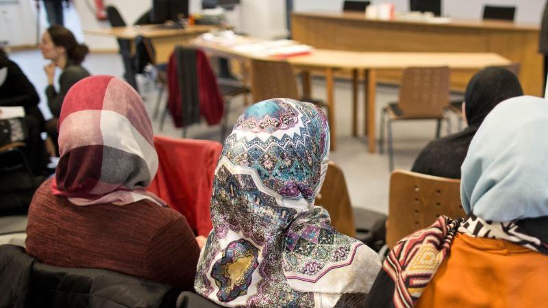 Frauen mit Kopftüchern im Berliner Arbeitsgericht, wo über das Kopftuchverbot für Lehrerinnen verhandelt wurde.