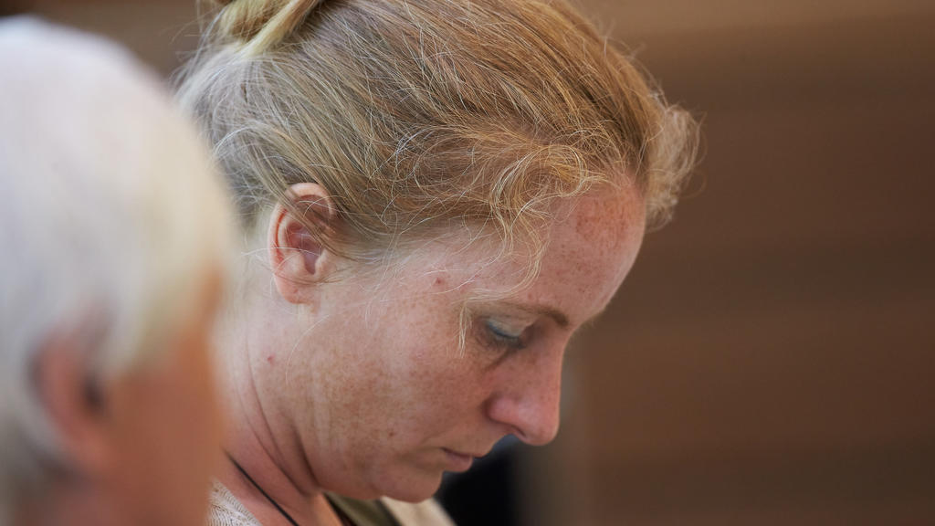 08.05.2018, Rheinland-Pfalz, Koblenz: Die Nebenklägerin und betroffene Mutter Irina Enting betritt das Landgerichtsgebäude in Koblenz vor dem Prozess gegen vier ehemalige Erzieherinnen der Kita Antweiler wegen mutmaßlicher Misshandlungen.