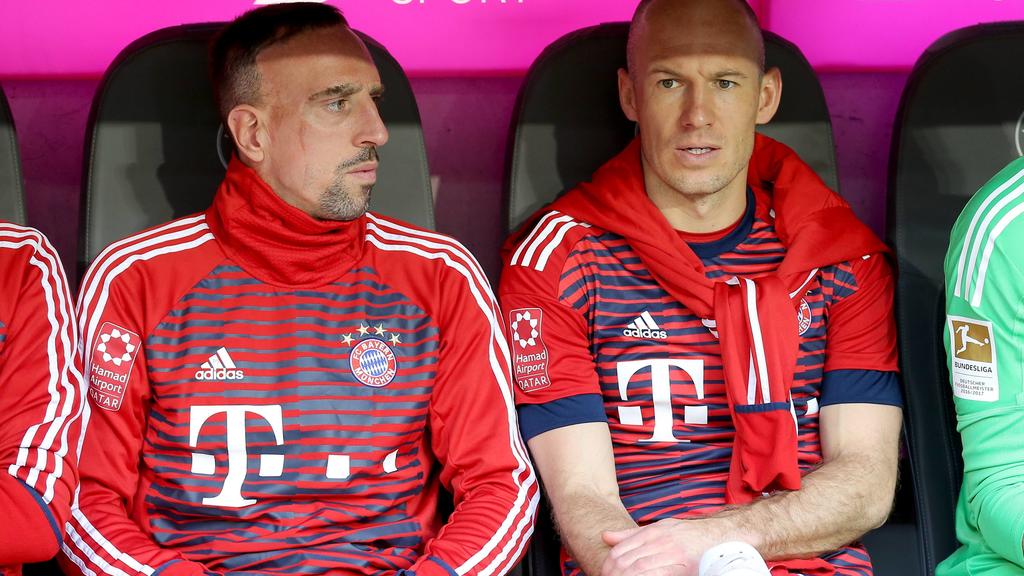 Franck Ribery (FC Bayern Muenchen 7) Arjen Robben (FC Bayern Muenchen 10) auf der Bank, FC Bayern Muenchen vs. Borussia Moenchengladbach, 1.Bundesliga, Fussball, 14.04.2018, Muenchen *** Franck Ribery FC Bayern Muenchen 7 Arjen Robben Bayern Munich 1