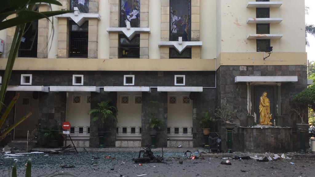 13.05.2018, Indonesien, Surabaya: Trümmerteile liegen nach einer Explosion vor der Santa Maria Kirche. Bei einer Serie von mutmaßlichen Bombenanschlägen auf christliche Kirchen sind mindestens sechs Menschen getötet und mehr als 35 verletzt worden. D