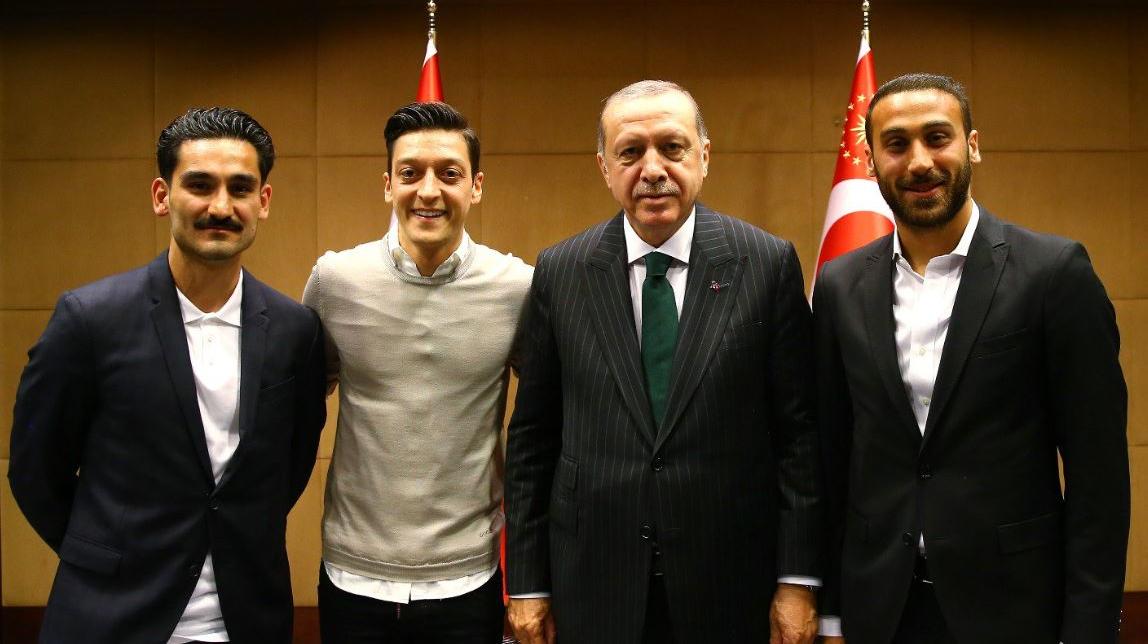Ilkay Gündogan, Mesut Özil, Recep Tayyip Erdogan und Cenk Tosun (von links)