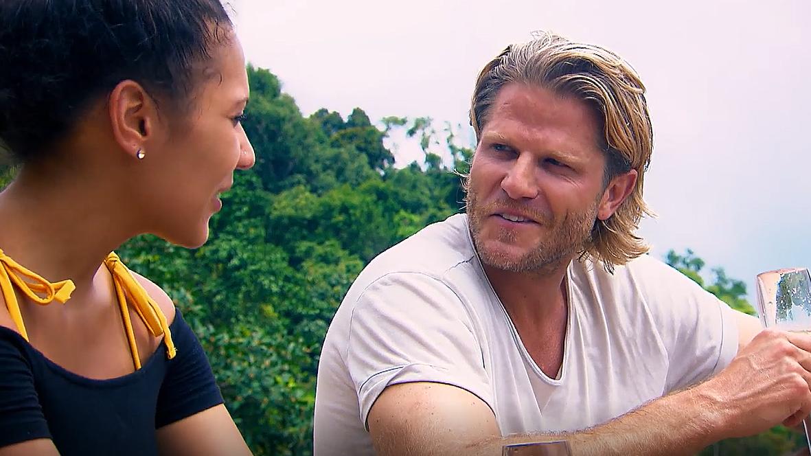 Pam und Paul lernen sich bei ihrem Date näher kennen. 