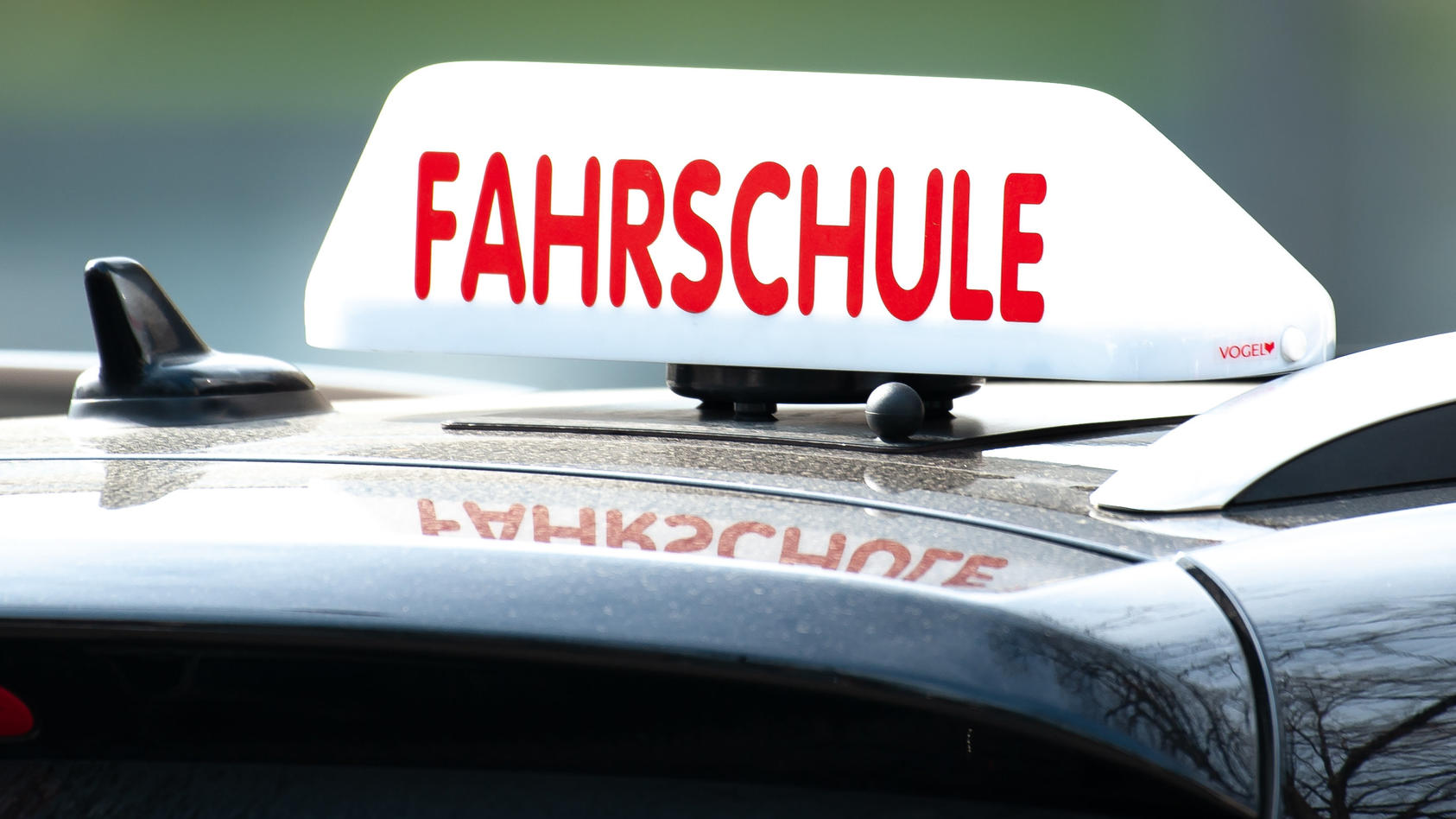 Niedersachsen, Göttingen: Ein Dachschild mit der Aufschrift "Fahrschule" ist auf einem Fahrschulauto befestigt. (zu dpa «Verband: Rheinland-Pfalz droht Fahrlehrer-Notstand» vom 14.05.2018) Foto: Swen Pförtner/dpa +++ dpa-Bildfunk