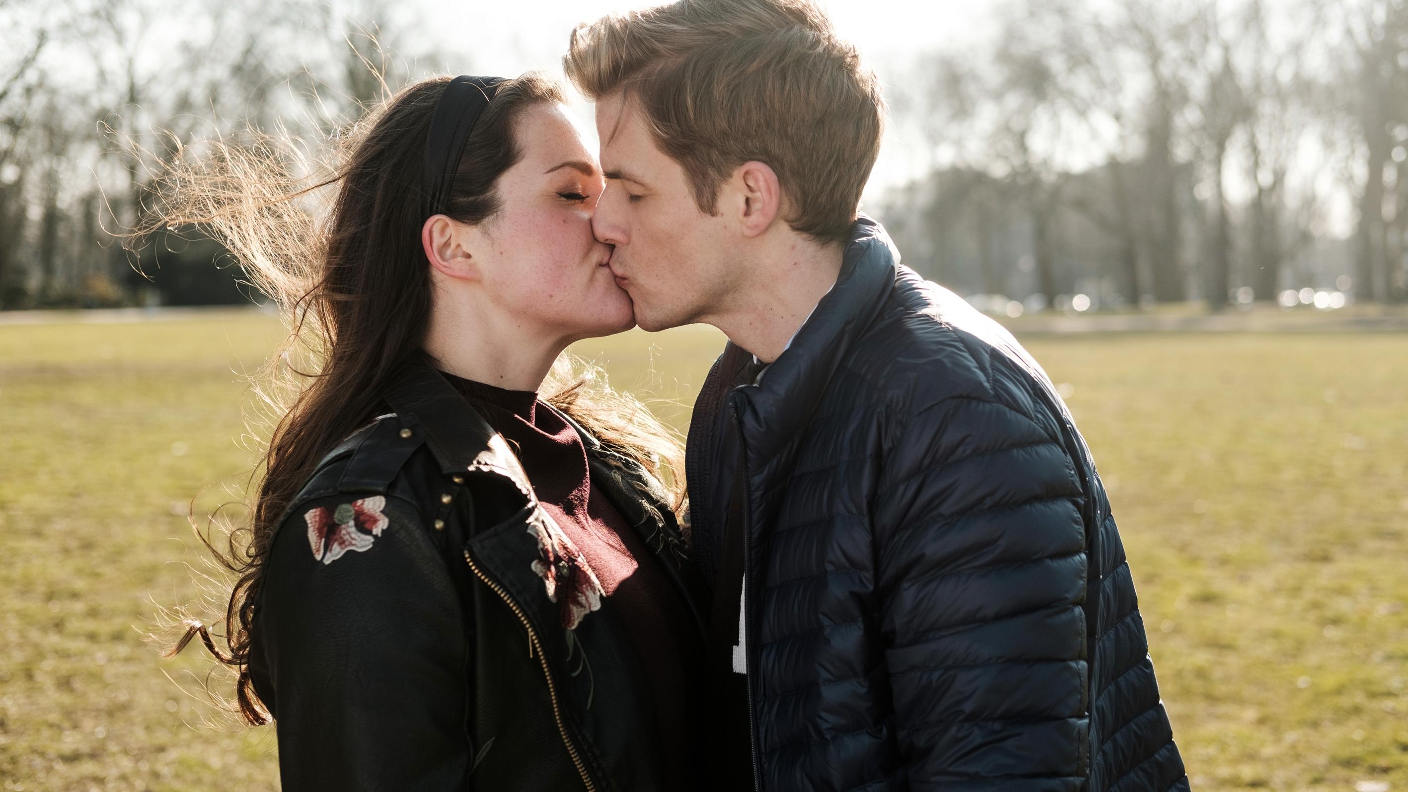 Saskia (Antonia Michalsky) und Marc (Sebastian Kolb) verbringen eine schöne Zeit miteinander, bei der Saskia ihre Bedenken über Bord wirft und ihn küsst ...