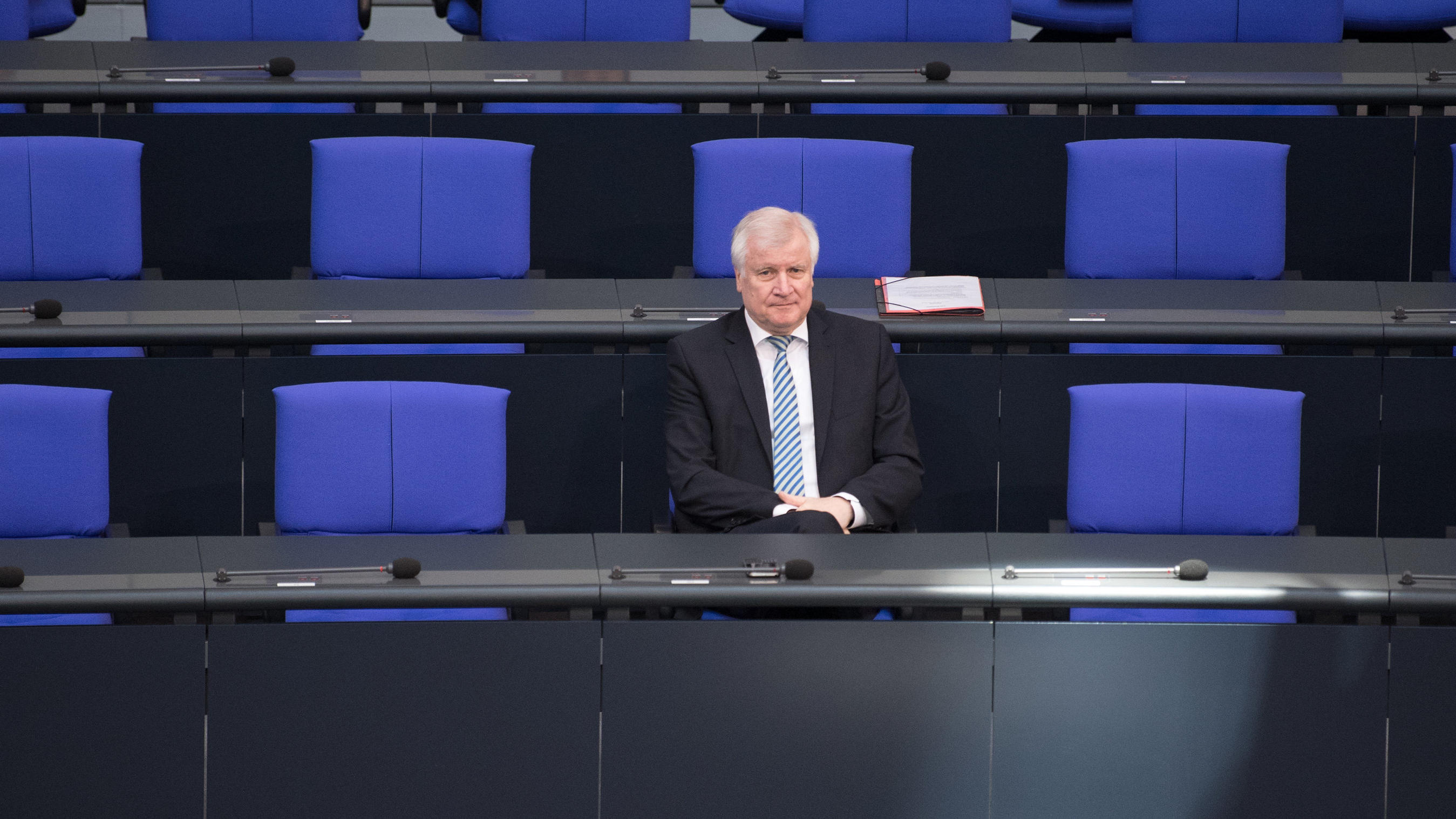 dpatopbilder - 17.05.2018, Berlin: Horst Seehofer (CSU), Bundesinnenminister, sitzt vor der Plenarsitzung des Bundestages im Reichstagsgebäude auf seinem Platz in der Regierungsbank. Hauptthemen der 33. Sitzung der 19. Legislaturperiode sind der Bund
