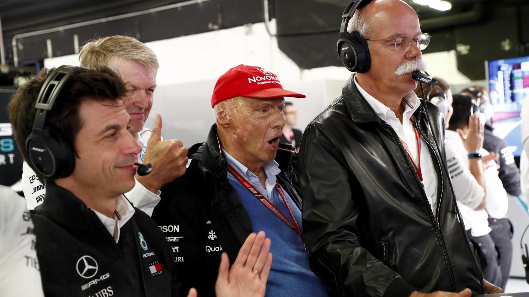 Sind solche Jubelbilder bald passé? Niki Lauda (links neben Daimler-Chef Dieter Zetsche) droht mit einem Mercedes-Rückzug aus der Formel 1.