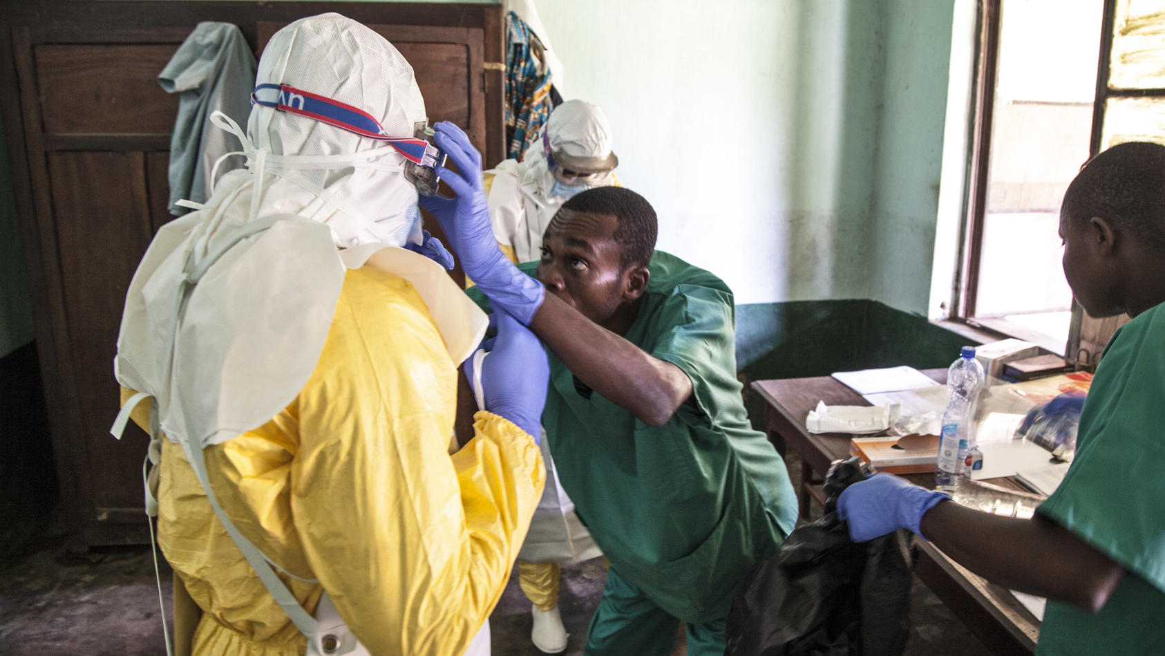 Ein solcher Schutzanzug soll gegen den gefährlichen Ebola-Virus schützen.