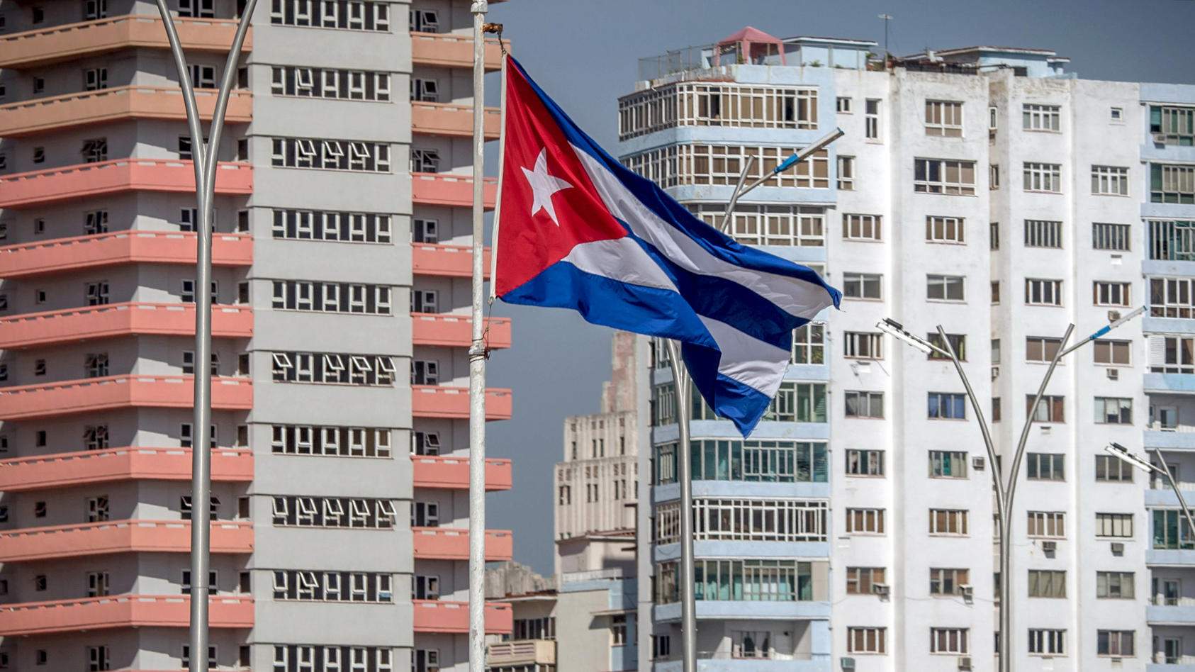 ARCHIV - 17.07.2015, Kuba, Havanna: Die Flagge Kubas weht vor Wohnhäusern. (zu dpa «Kuba ohne die Castros: Neuer Präsident soll Kurs halten» vom 17.04.2018) Foto: Michael Kappeler/dpa +++ dpa-Bildfunk +++