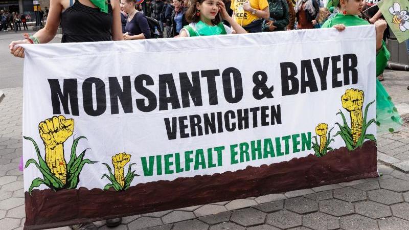 Ein Transparent mit der Aufschrift "Monsanto & Bayer vernichten. Vielfalt erhalten" bei einer Demonstration in Hamburg. Foto: Markus Scholz