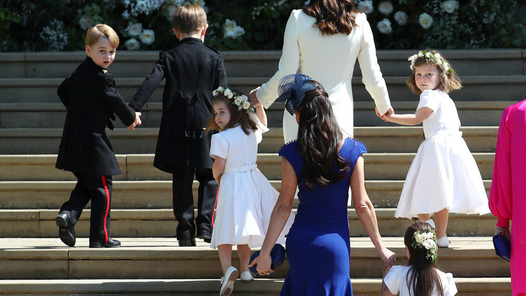 19.05.2018, Großbritannien, Windsor: Herzogin Kate (oben, 3.v.l) kommt mit den Blumenkindern, unter anderen Prinz Georg (oben,l) und Prinzessin Charlotte (3.v.l) zur Hochzeit von Harry und Meghan. Prinz Harry of Wales hat Meghan Markle geheiratet. F