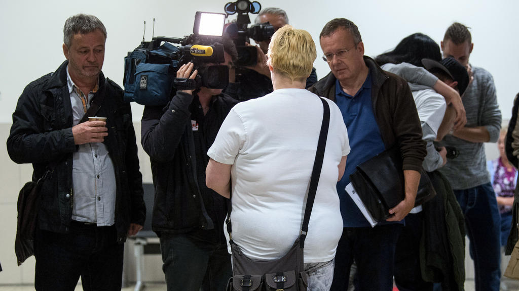 18.05.2018, Nordrhein-Westfalen, Düsseldorf: Die Mutter des getöteten Jungen gibt vor dem Gerichtssaal Fernsehinterviews. Nach dem grausamen Tod eines elfjährigen Jungen in Neuss steht dessen Onkel wegen Mordes vor Gericht. Foto: Federico Gambarini/d