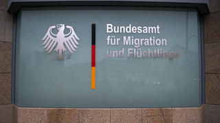 ARCHIV - 06.12.2017, Berlin: "Bundesamt für Migration und Flüchtlinge" steht auf einer Scheibe einer BAMF-Außenstelle.   (zu dpa "Flüchtlingsamt überprüft nach Bremer Asyl-Skandal zehn Außenstellen" vom 20.05.2018) Foto: Bernd von Jutrczenka/dpa +++ dpa-Bildfunk +++