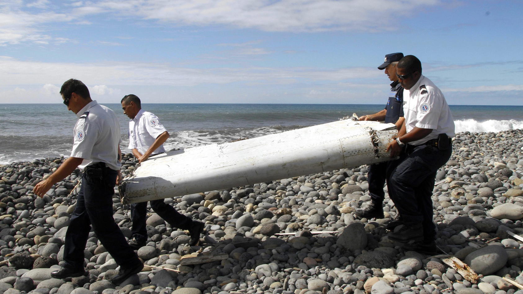 Am Strand der französischen Insel La Réunion im Indischen Ozean wurden Trümmerteile von Flug MH370 gefunden.