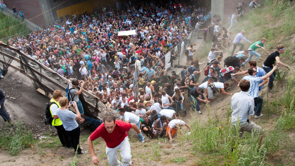 ARCHIV - 24.07.2010, Nordrhein-Westfalen, Duisburg: Tausende Raver drängen sich auf der Loveparade in und vor dem Tunnel in Duisburg (Nordrhein-Westfalen), in dem sich eine Massenpanik ereignet hat. (zu dpa: "Bloß keine Details: Der Oberbürgermeiste