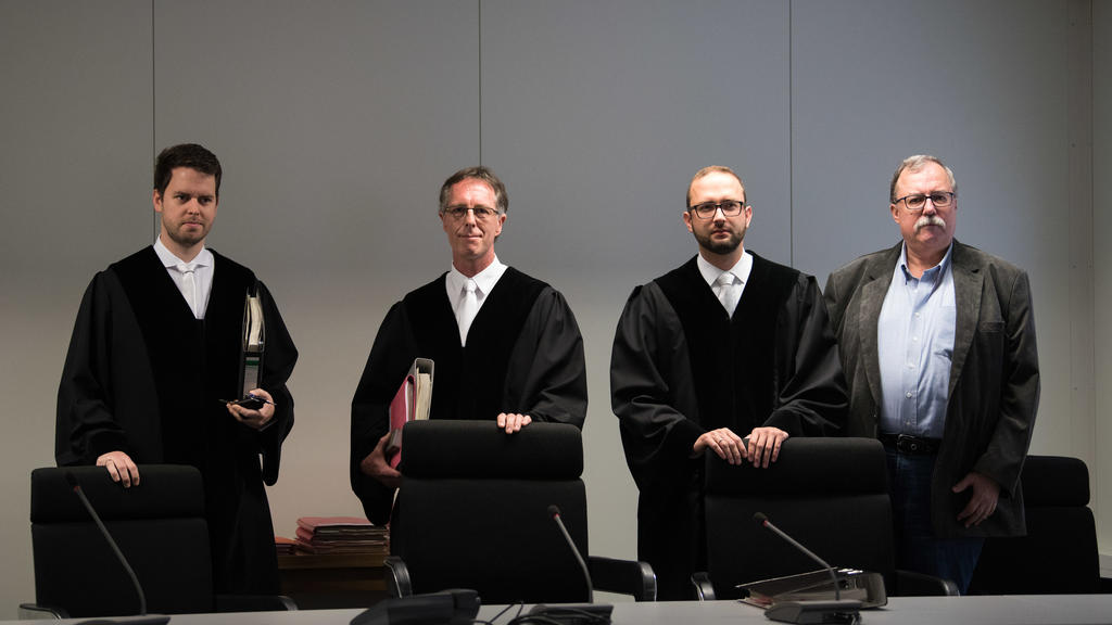 22.05.2018, Bayern, Aschaffenburg: Der vorsitzende Richter Volker Büchs (2.v.l.), die beisitzenden Richter Andreas Hartl (2.v.r.) und Sebastian Geis (l) betreten zusammen mit dem Schöffen Wolfang Buchner den Gerichtssaal. Dreißig Jahre nach der Tat s