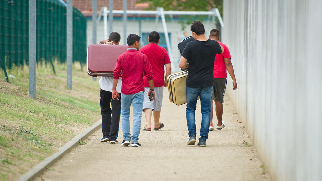 Flüchtlinge auf einem Weg einer Erstaufnahmeeinrichtung.