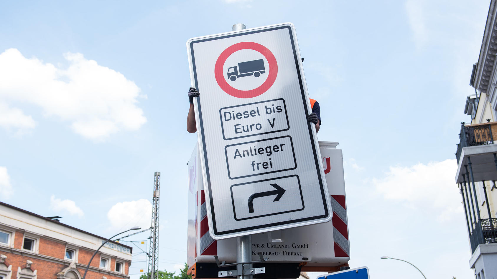 15.05.2018, Hamburg: Ein Fahrverbotsschild für Lastwagen mit Diesel-Motor bis Euro 5 wird an der Max-Brauer-Allee aufgehängt. Zur Luftreinhaltung werden auf der Stresemannstraße und der Max-Brauer-Allee Fahrverbote eingeführt. Noch vor dem Ende des M