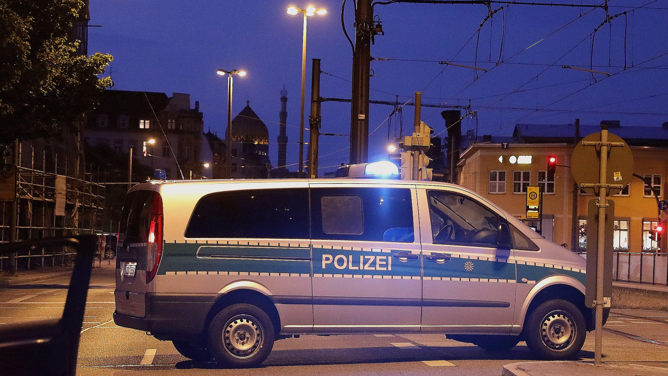 Dresden: Ein Polizeiwagen sperrt eine Straße ab. Bei der Entschärfung einer Fliegerbombe in Dresden ist es zu einer Teildetonation gekommen. 
