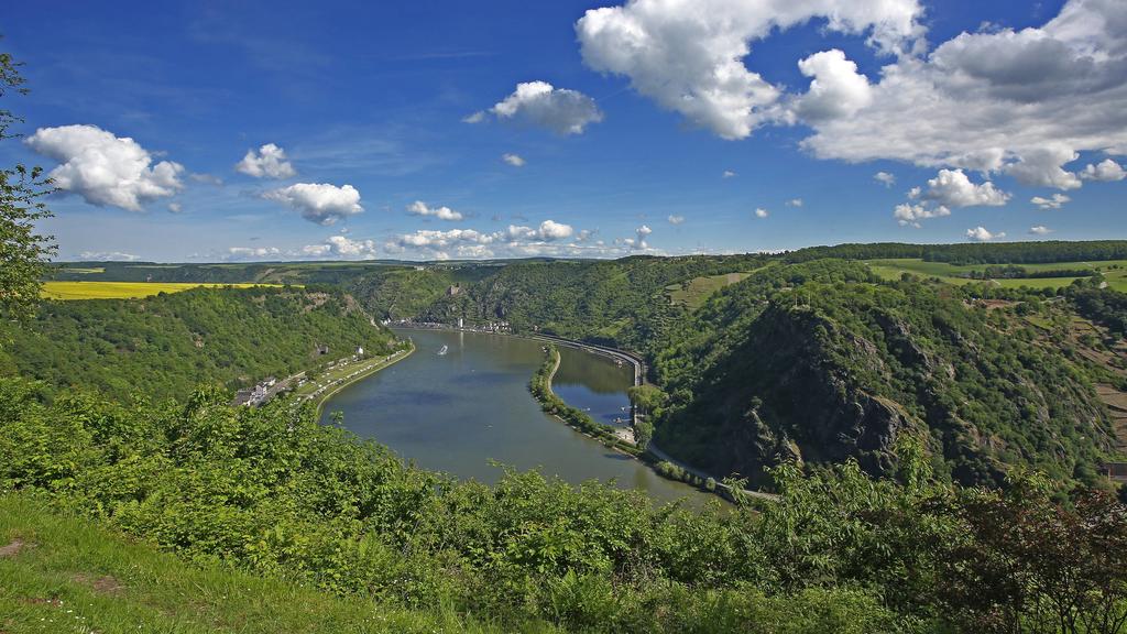 Aussicht vom Standort Loreleyblick Maria Ruh auf die Loreley und den Rhein, im Hintergrund befindet sich die Burg Katz Sonntag 21.05.2017, Mittelrhein bei Sankt Goarshausen, St GoarView of Location Loreleyblick Mary Ruh on the Lorelei and the Rhine i