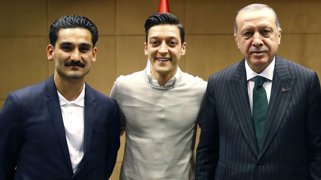 Recep Tayyip Erdogan, Staatspräsident der Türkei, mit den Premier League Fußballspielern Ilkay Gündogan (l.), Mesut Özil