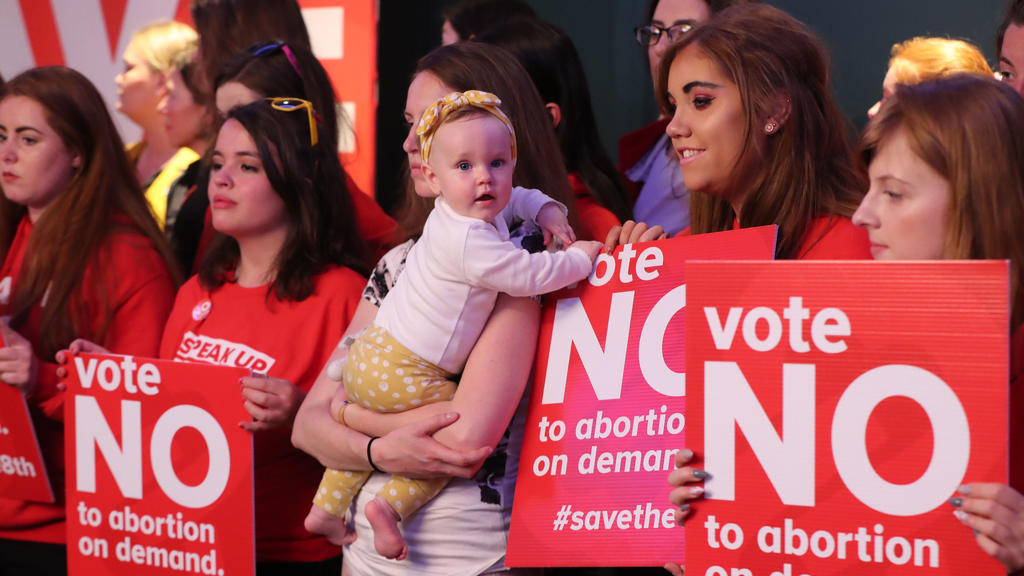 23.05.2018, Irland, Dublin: Charlotte Van Maren und ihre neun Monate alte Tochter Charmaine kämpfen mit weiteren Frauen gegen die Legalisierung von Schwangerschaftsabbrüchen. Die Iren stimmen am 25. Mai über die Legalisierung von Schwangerschaftsabbr