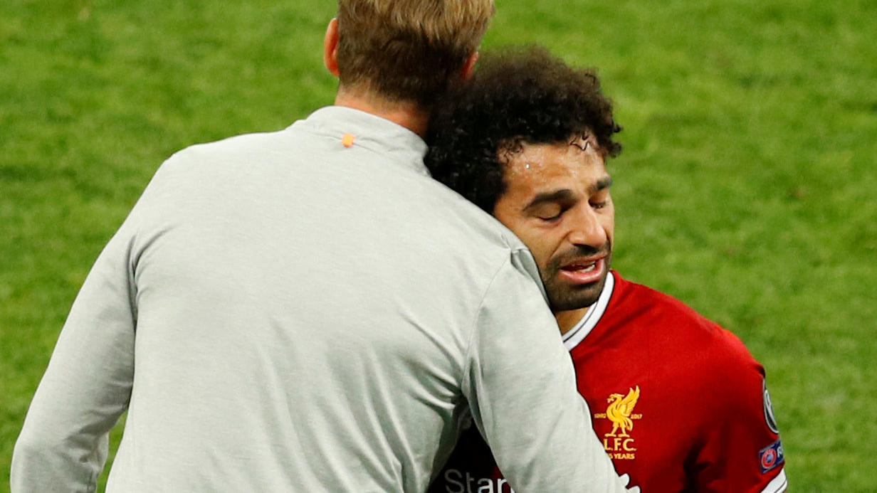 Soccer Football - Champions League Final - Real Madrid v Liverpool - NSC Olympic Stadium, Kiev, Ukraine - May 26, 2018   Liverpool's Mohamed Salah reacts with manager Juergen Klopp as he is substituted after sustaining an injury   REUTERS/Phil Noble