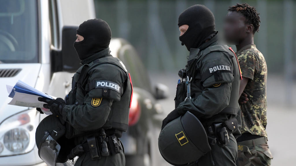 Polizeieinsatz im Flüchtlingsheim Ellwangen: Zuvor war die Abschiebung eines 23-jährigen Togolesen gescheitert.
