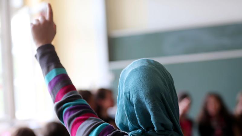Die Behörden untersuchen inzwischen die mutmaßlichen Vergiftungsfälle an Mädchenschulen