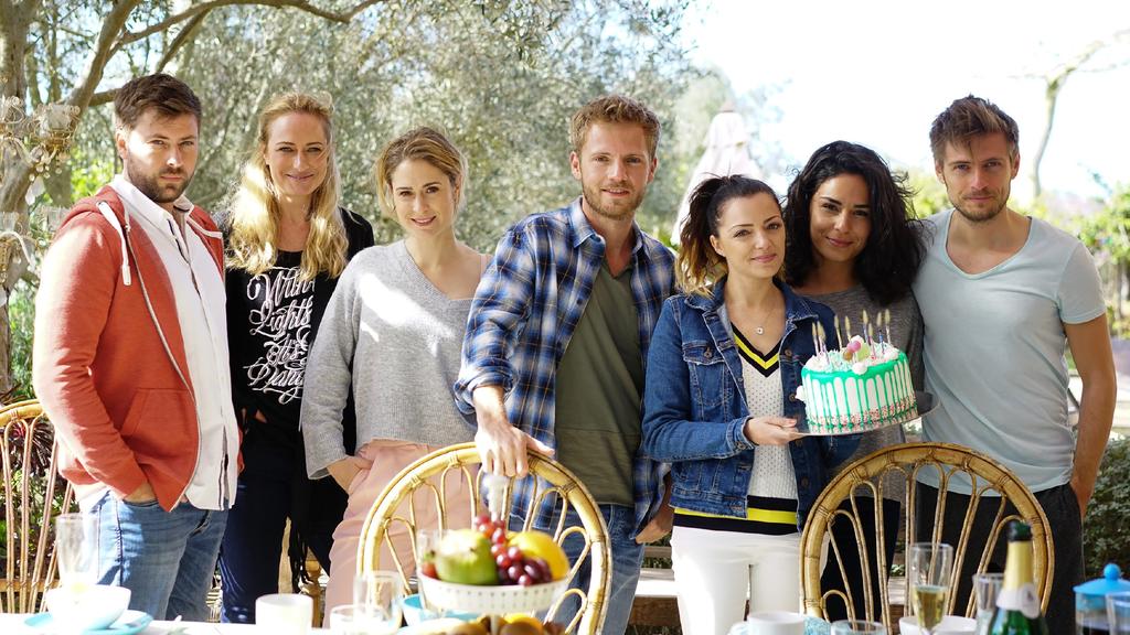 V.l.: John (Felix von Jascheroff), Maren (Eva Mona Rodekirchen), Sophie (Lea Marlen Woitack), Paul (Niklas Osterloh), Emily (Anne Menden), Shirin (Gamze Senol) und Philip (Jörn Schlönvoigt) feiern zusammen auf Mallorca den Geburtstag der Zwillinge -