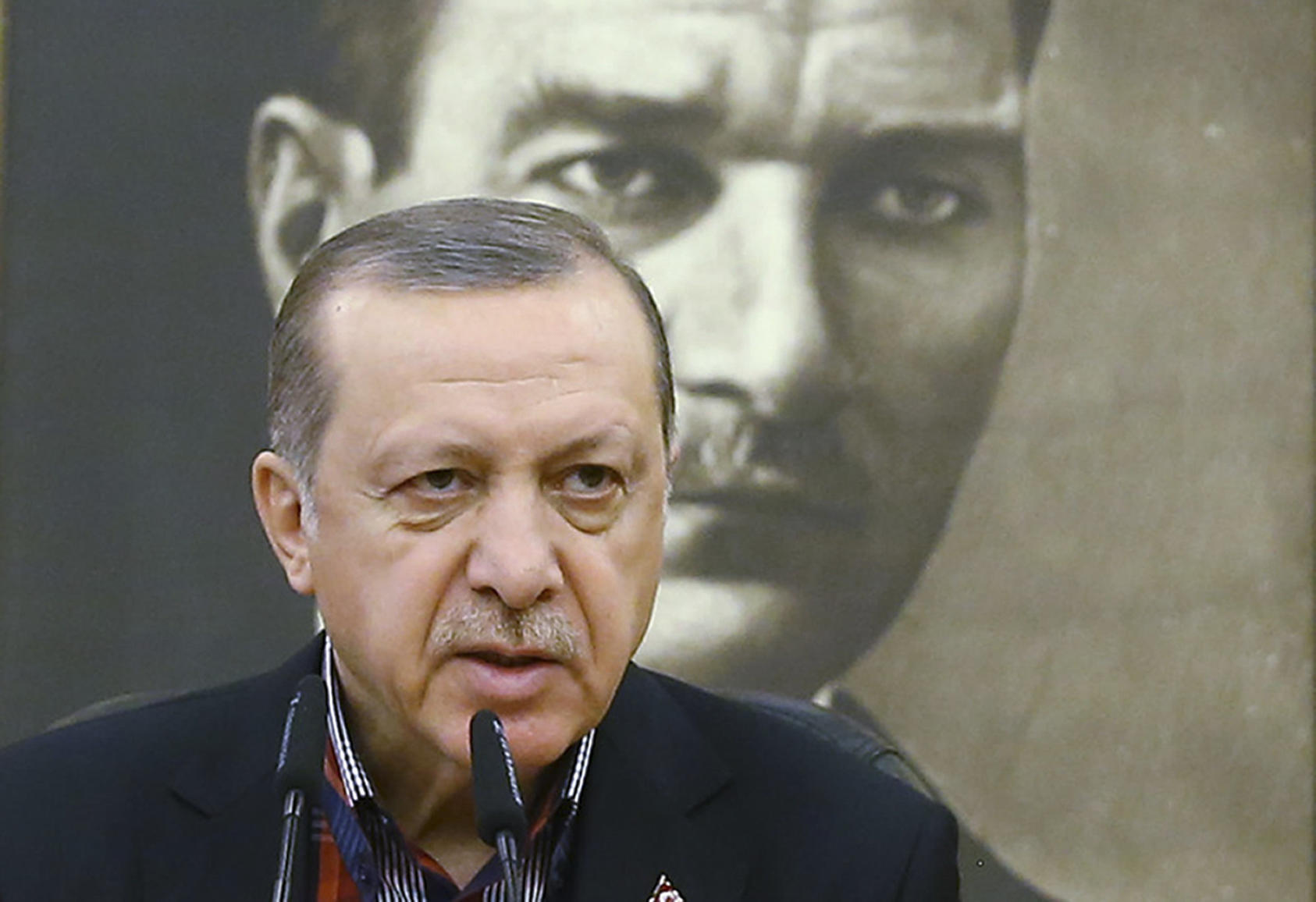 der-neue-und-alte-prasident-erdogan-auf-einem-wahlplakat-wer-da-etwas-drauf-malt-riskiert-verhaftet-zu-werden