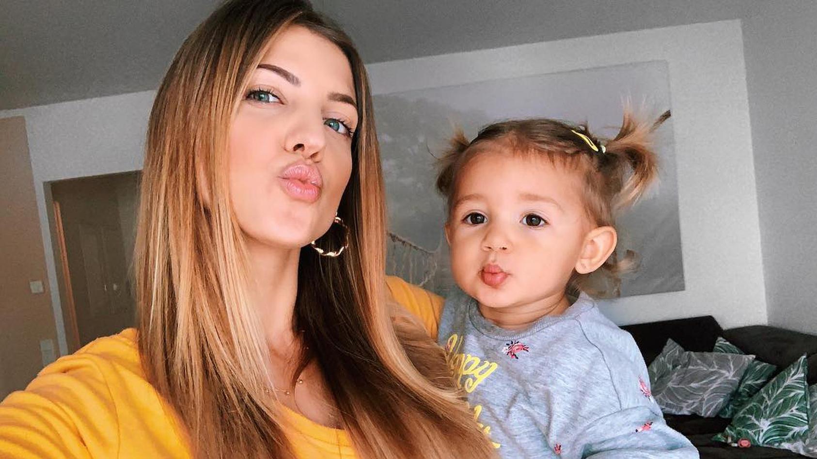 youtuberin-sarah-harrison