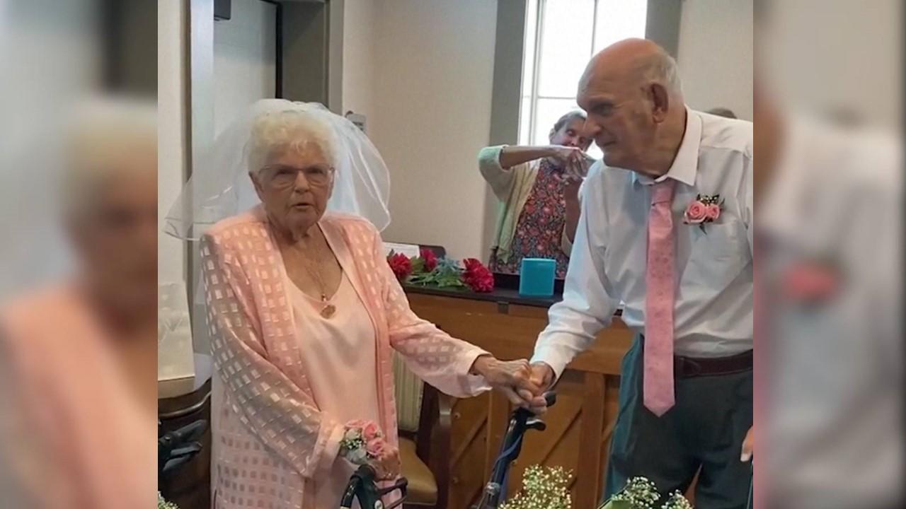 mit-rollator-am-altar-nach-73-jahren-sue-senioren-93-sagen-nochmal-ja