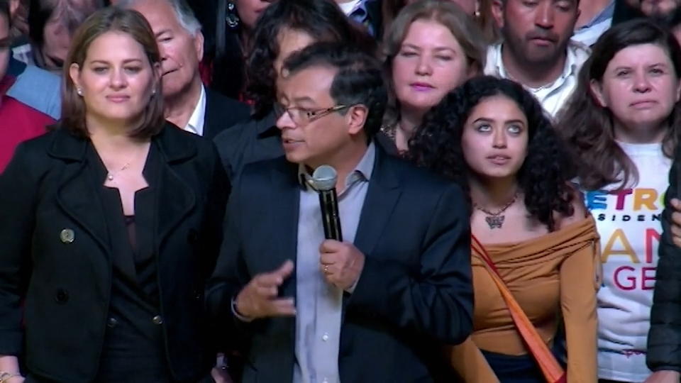 Hübsche Kolumbianerin stiehlt Redner die Show Langeweile kann so schön sein