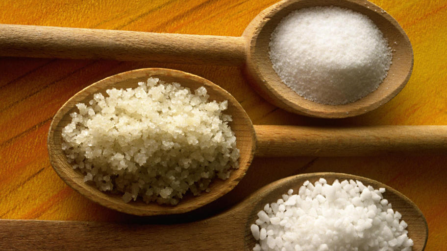 Zu viel Salz sorgt für Bluthochdruck Kräuter und andere Gewürze sind gesünder als Salz