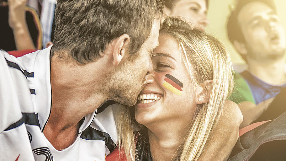 Das sind die Liebesfallen während der EM  Beziehungskiller Fußball-Europameisterschaft