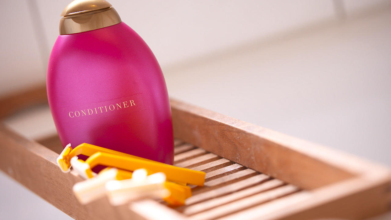 Conditioner für die Schuhpflege und als Make-up Entferner Was das Haarpflegemittel noch alles kann