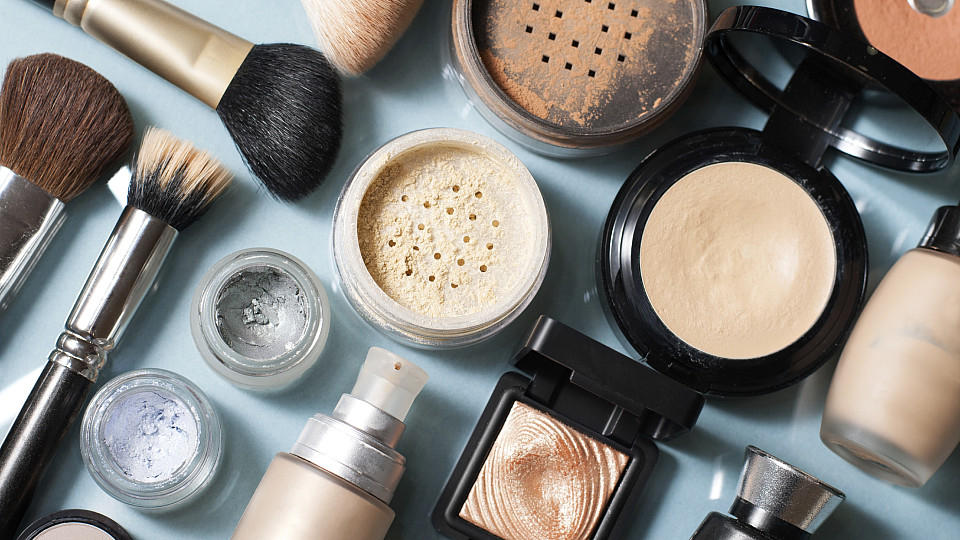Wie lange sind Kosmetikprodukte wirklich haltbar? So wichtig ist das Haltbarkeitsdatum bei Creme und Co.