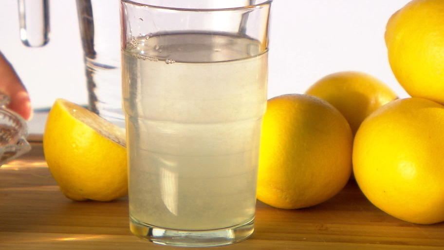 Das Wundermittel: Zitronenwasser Wir haben es getestet. Taugt es wirklich was?