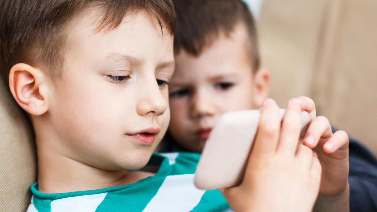 So lernen die Kleinen den richtigen Umgang! Smartphones stressen Kinder