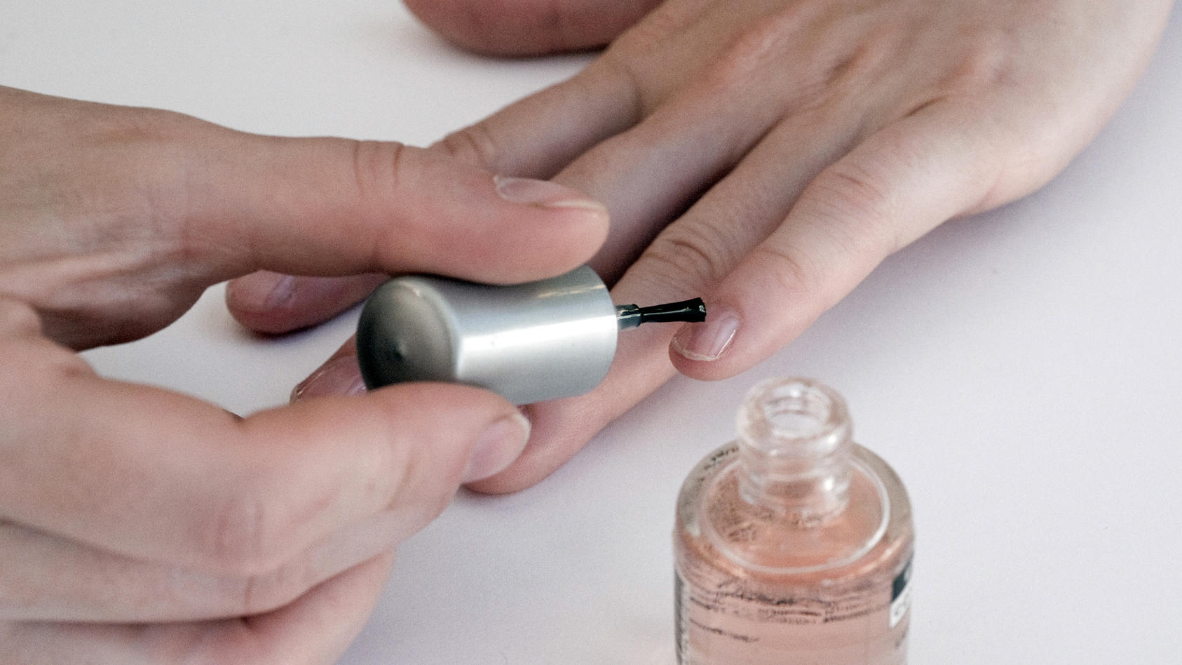Welche Nagelpflegeprodukte sind sinnvoll? Nagelhärter, Nagelöl, Rillenfüller und Co.