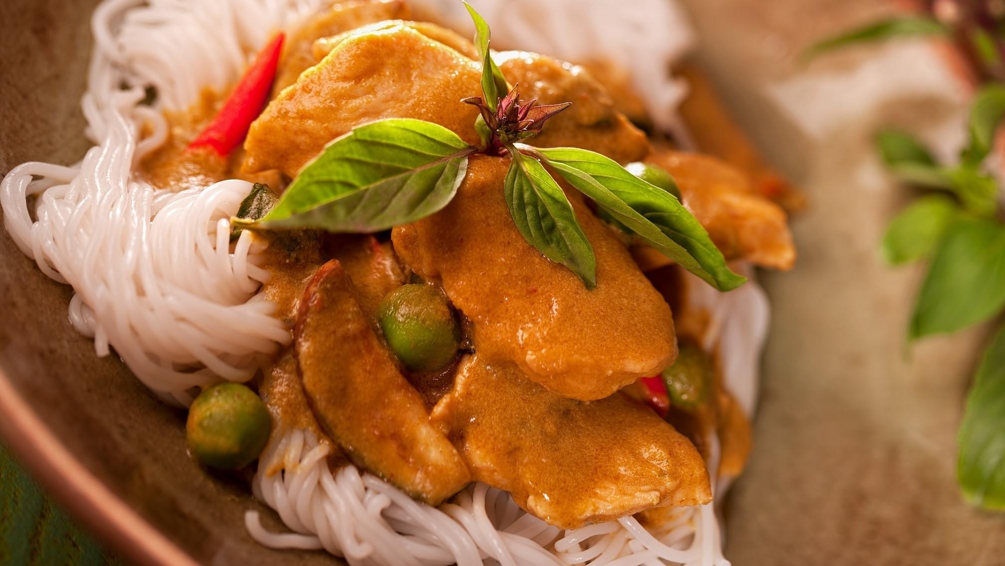 Hähnchen-Curry mit Reisbandnudeln - Blitzrezept 
