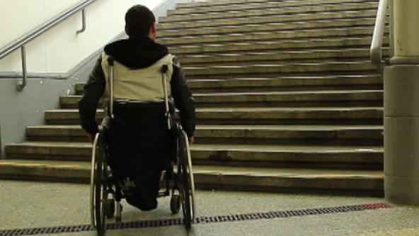 So schwer hat es Rollstuhlfahrer Cristian Mythos Barrierefreiheit in Deutschland