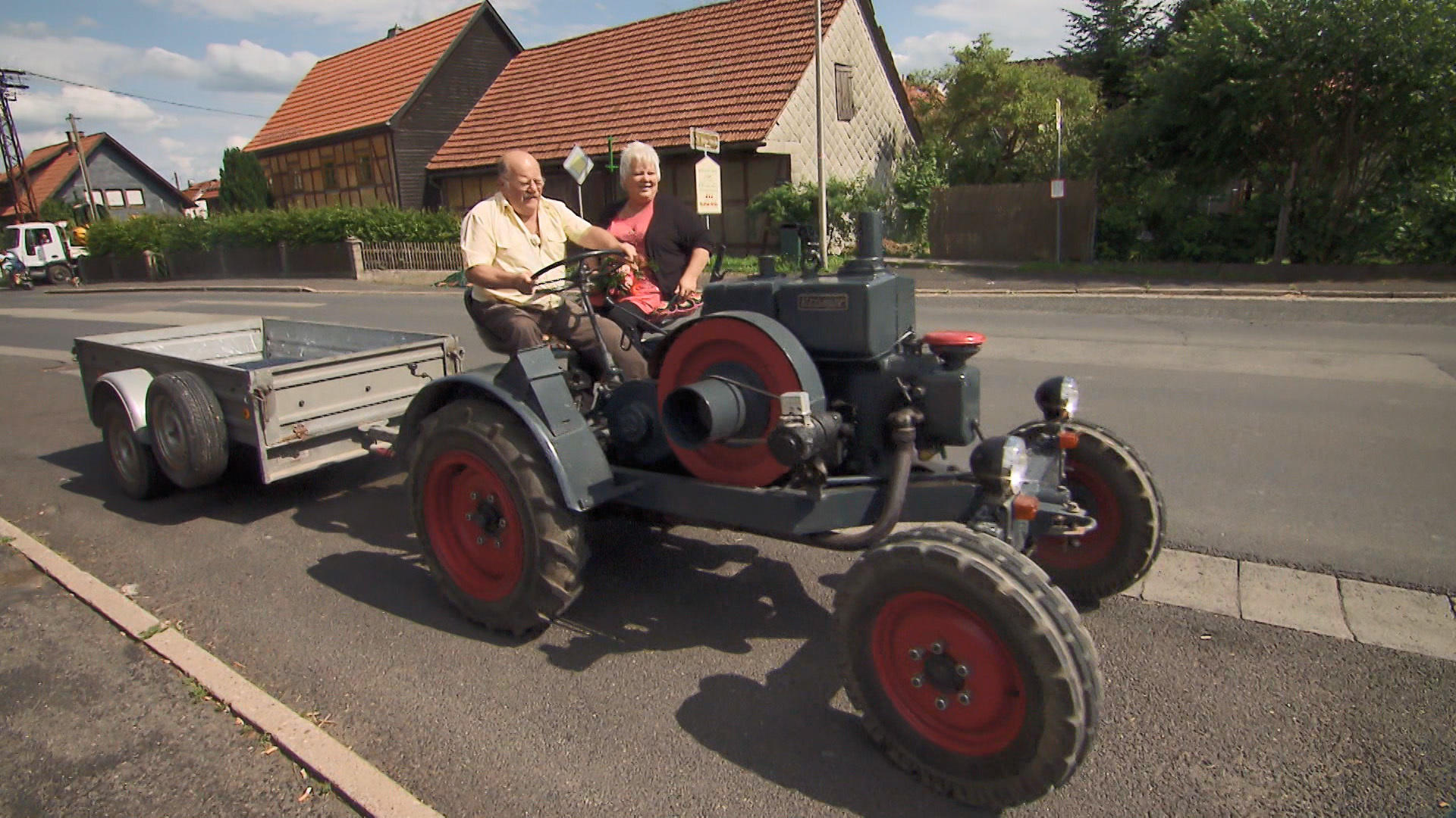 Günter überrascht Rosi mit seinem Oldtimer-Traktor Normal kann jeder