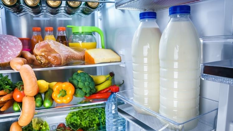 Fast alle lagern Milch in der Kühlschranktür - warum das ein Fehler ist!