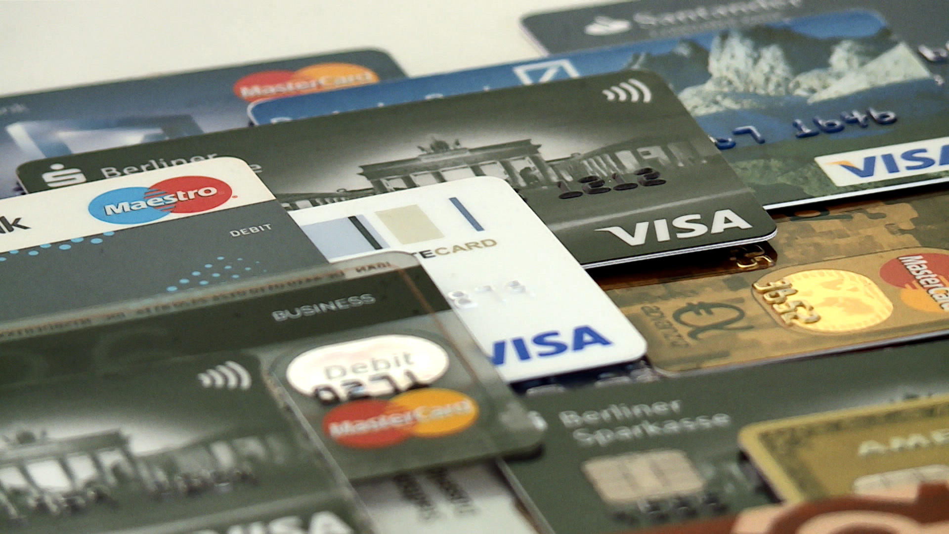 Das sind die größten Kreditkarten-Kostenfallen! Zinsen und Gebühren im Blick behalten