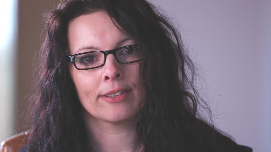 Nina wurde als Kind sexuell missbraucht  Jetzt hilft ihr ein Therapiehund zurück ins Leben