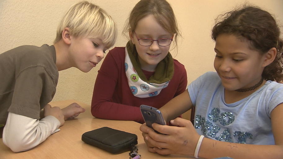 Ab wann das eigene Smartphone für Kids? Viele Eltern sind verunsichert