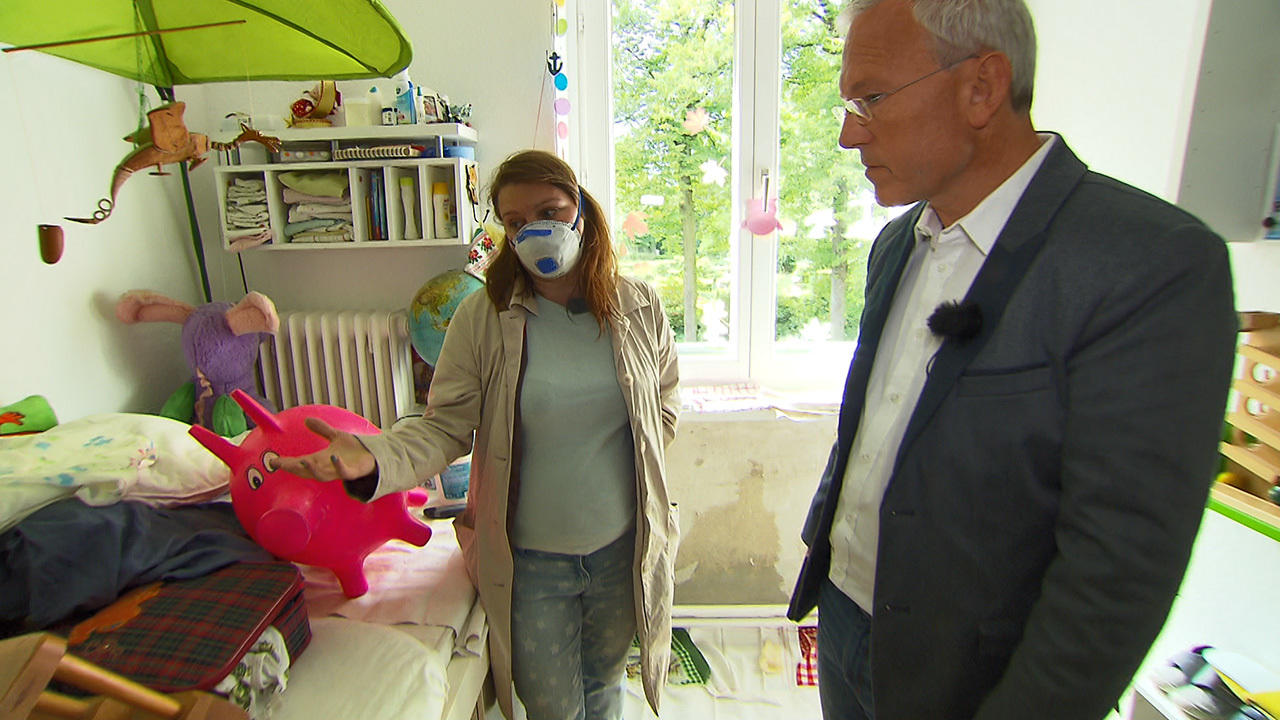 Schimmel-Albtraum: Wenn das Zuhause zum Ekel-Ort wird RTL hilft Familien in Not