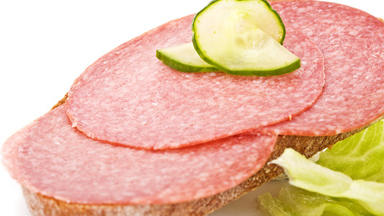 Neue WHO-Studie: Wurst ist krebserregend 50 Gramm Salami erhöhen das Darmkrebsrisiko um 18 Prozent